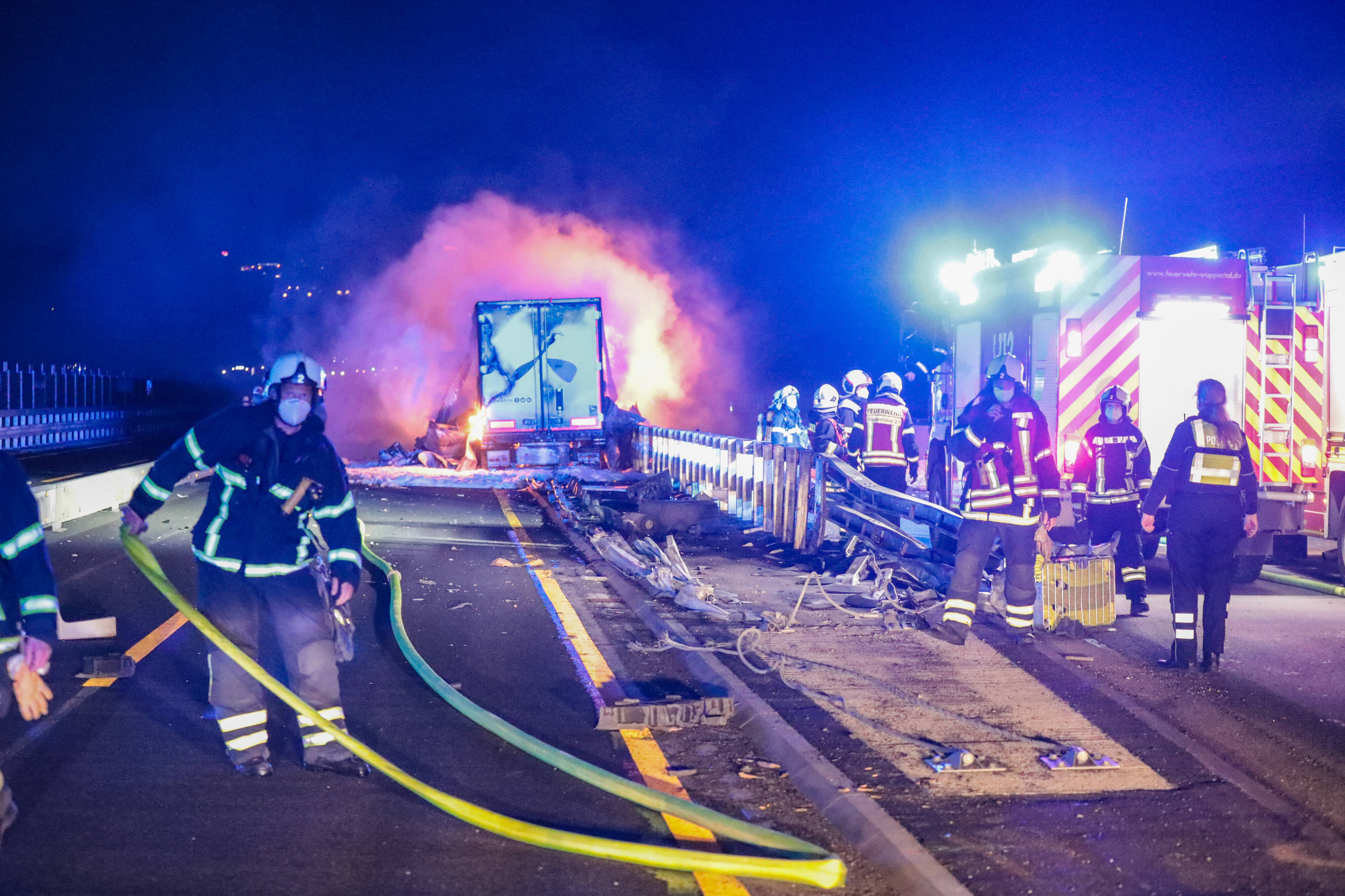 Giftige Säurewolke auf der Autobahn -Vollsperrung! – Lastwagen verliert Chemikalien