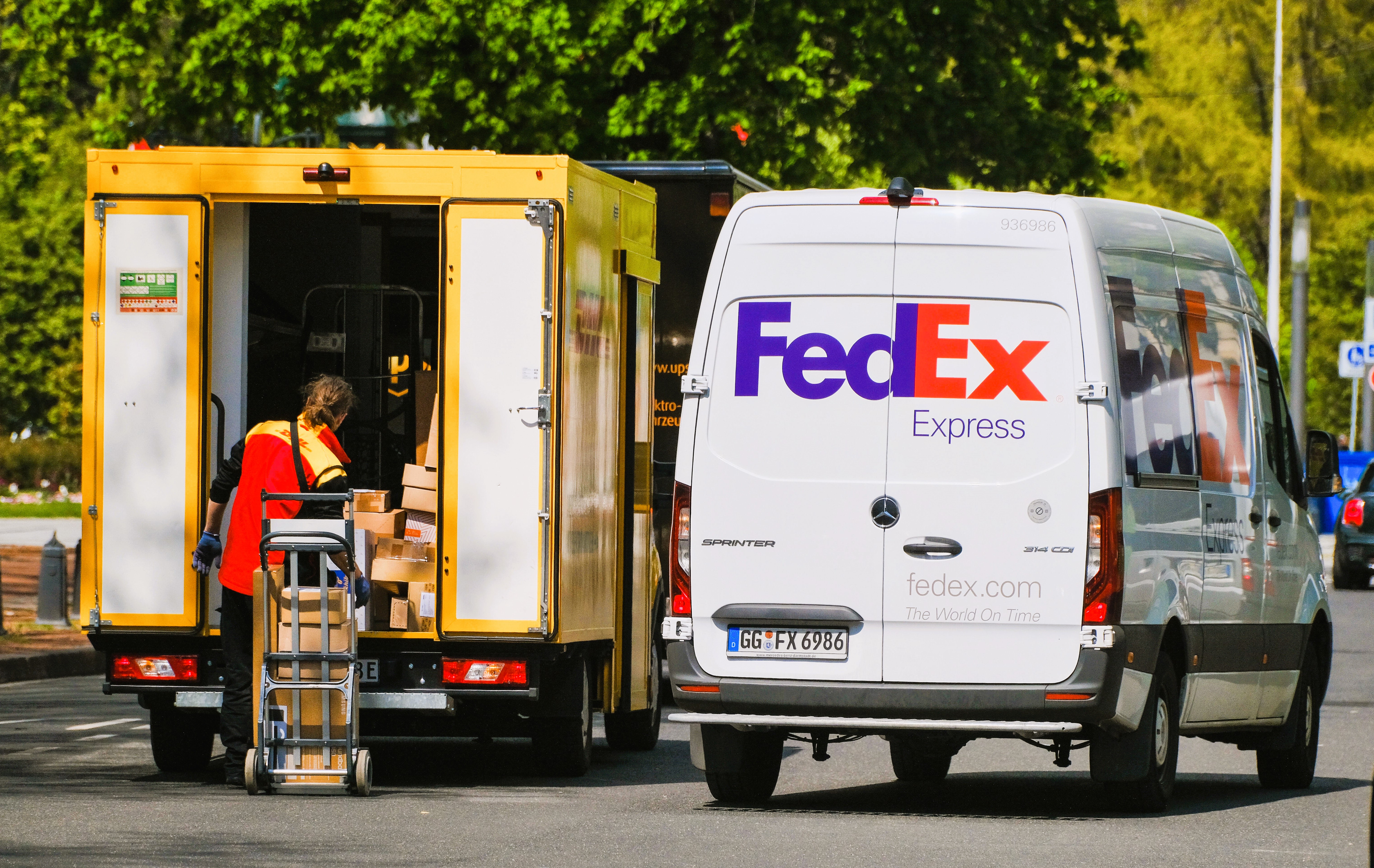 Paketfahrer entführt und tötet 7-jähriges Mädchen! Fedex-Fahrer begeht abscheuliches Verbrechen