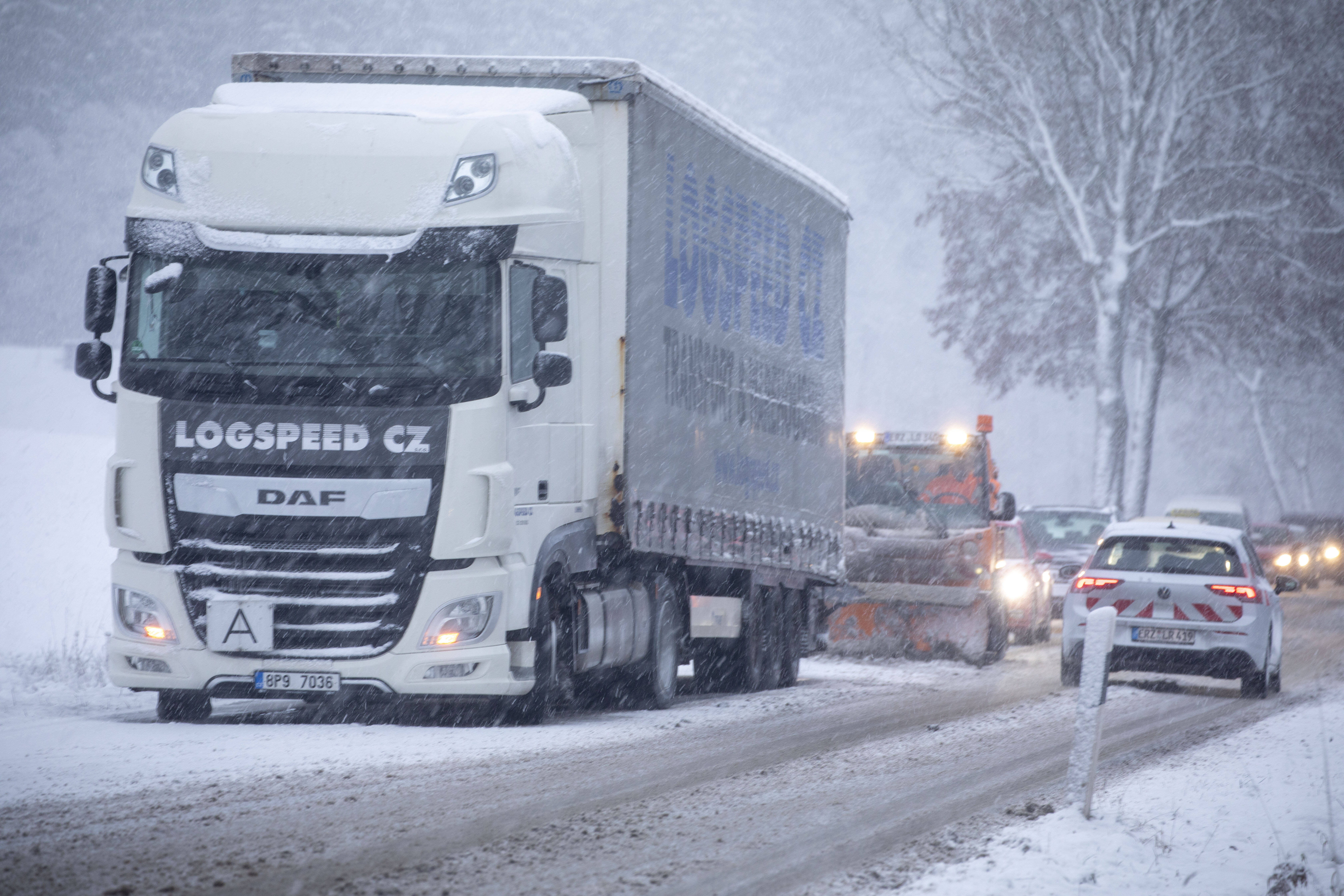 Blitzeis - Sattelzug überschlägt sich auf der Autobahn! Vollsperrung und Stau!