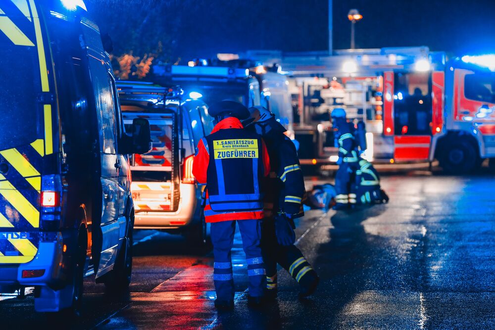 Schrecklicher Unfall auf der Autobahn - Fahrer aus brennendem Unfallfahrzeug geschleudert