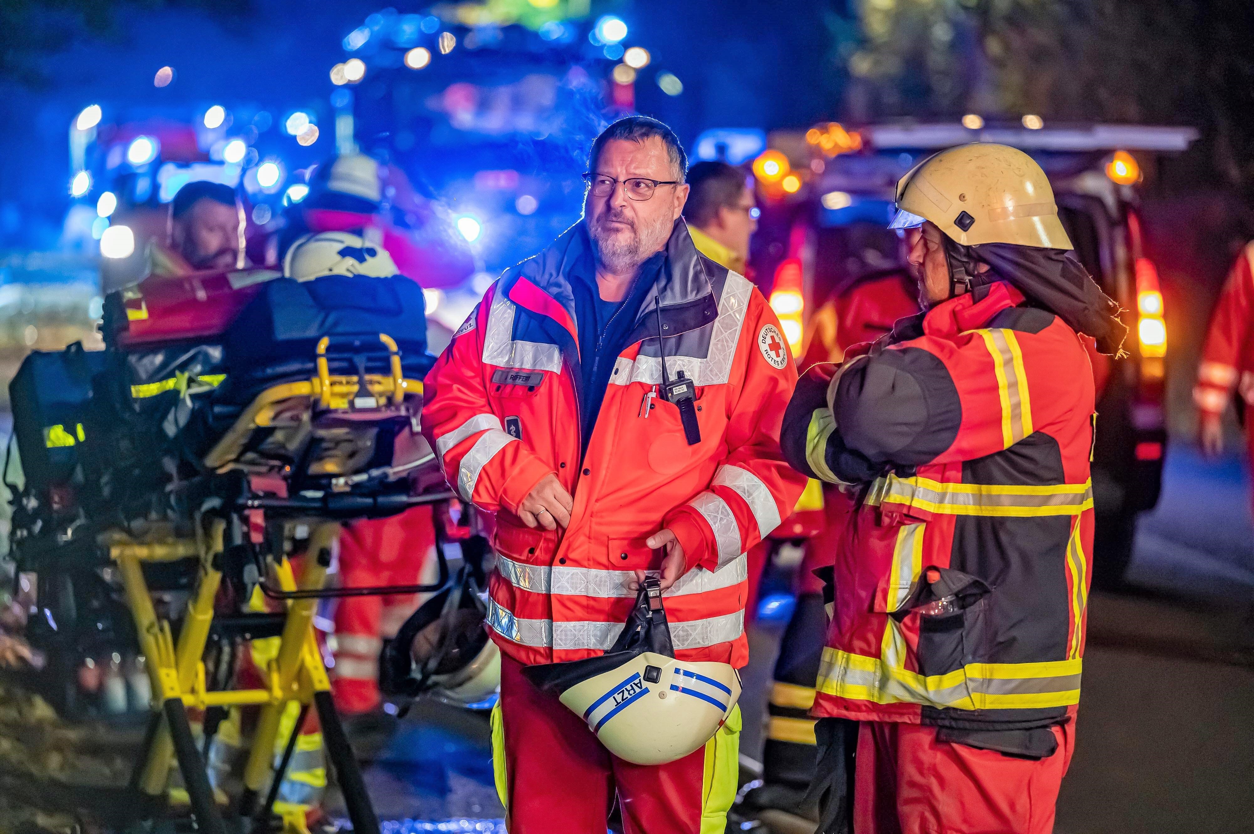 300 Kilo Mann muss mit Kran von Feuerwehr aus Haus gehievt werden - medizinischer Notfall!