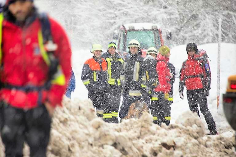 Österreich - Lawine reißt 5 Skifahrer mit! Mehrere Menschen verschüttet!