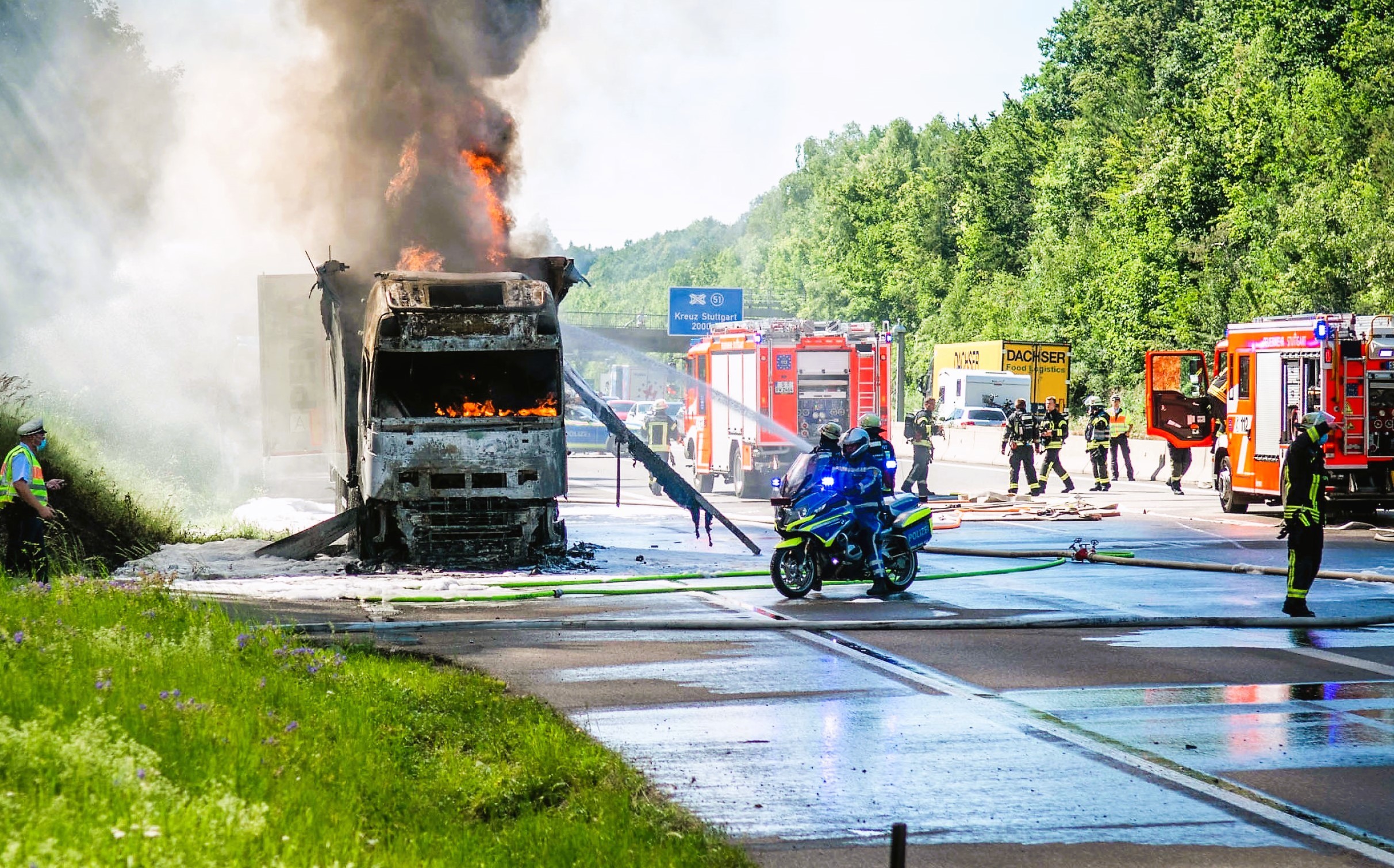 Feuer auf der Autobahn! Transporter mit krebserregenden Stoffen an Bord steht in Flammen!