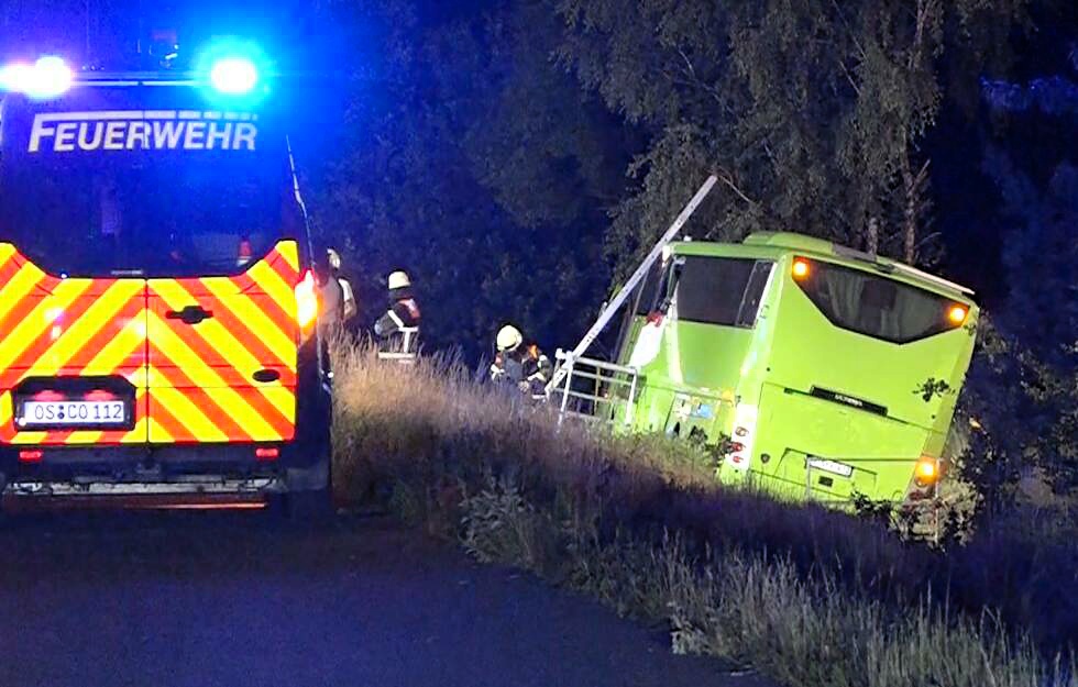 Schwerer Flixbus-Unfall auf der Autobahn! Fahrgäste und der Busfahrer im Krankenhaus