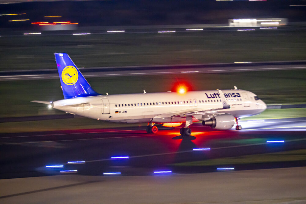 Prügelattacke im Lufthansa-Flieger! Deutscher Manager dreht durch  - Pilot muss umkehren!
