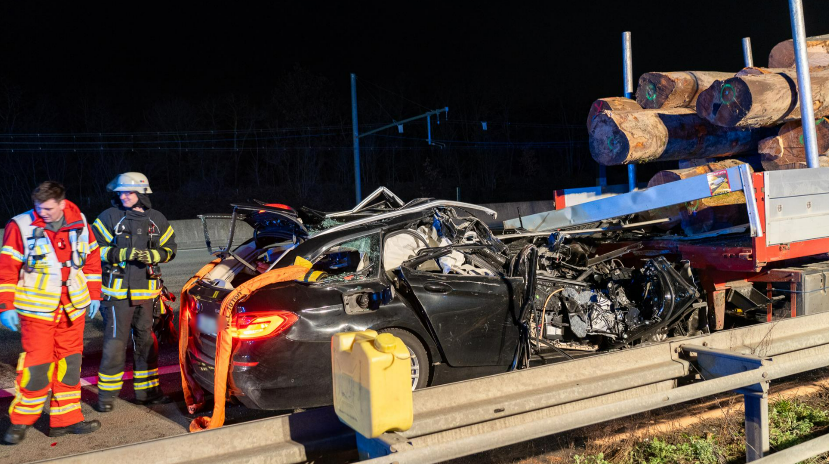Tödliches Unfalldrama auf der Autobahn! LKW verliert Spanngurte - 2 Menschen tot
