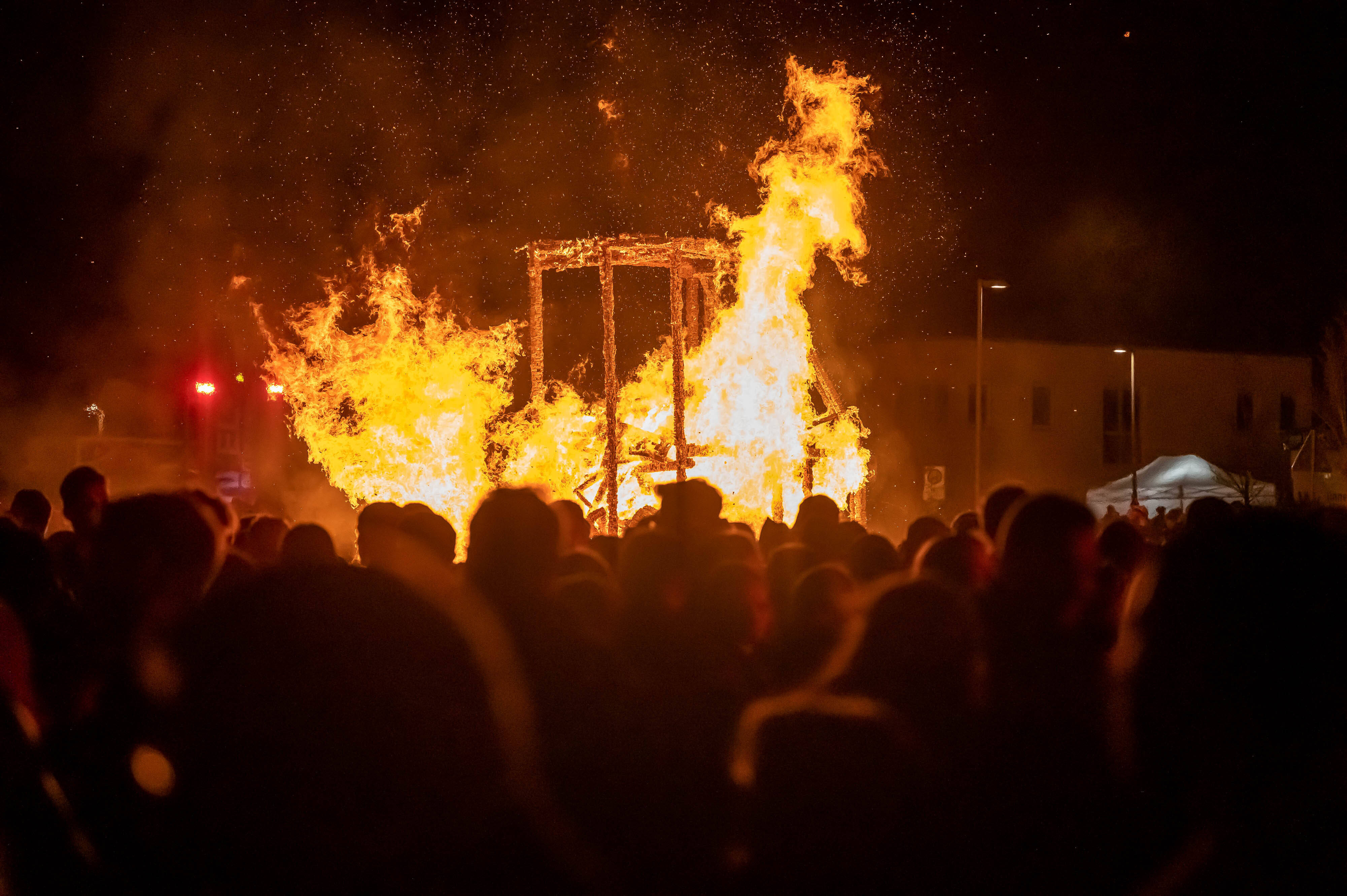 Frau stirbt bei Osterfeuer durch "Bösen Geisterstamm"! Polizei sucht dringend Zeugen