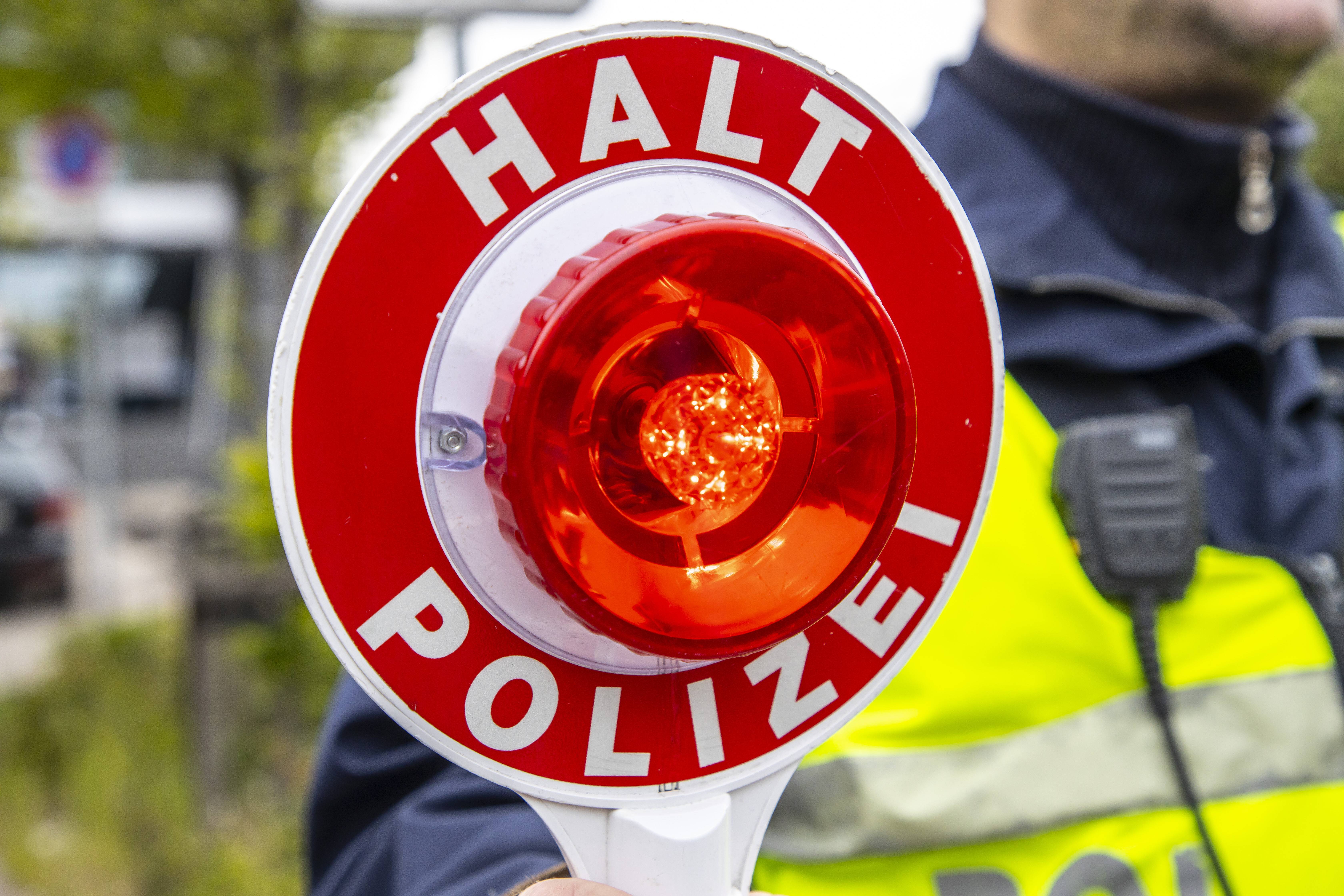 Eilmeldung! Bewaffneter auf der Autobahn zwingt Ehepaar zum Anhalten! Täter auf der Flucht