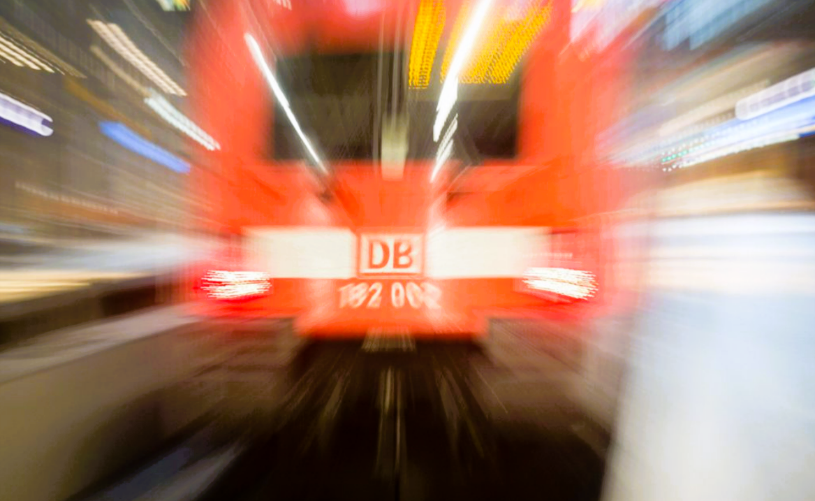 Bahnstrecke durch schweren Erdrutsch verschüttet, schweres Verkehrschaos nach Unwetter