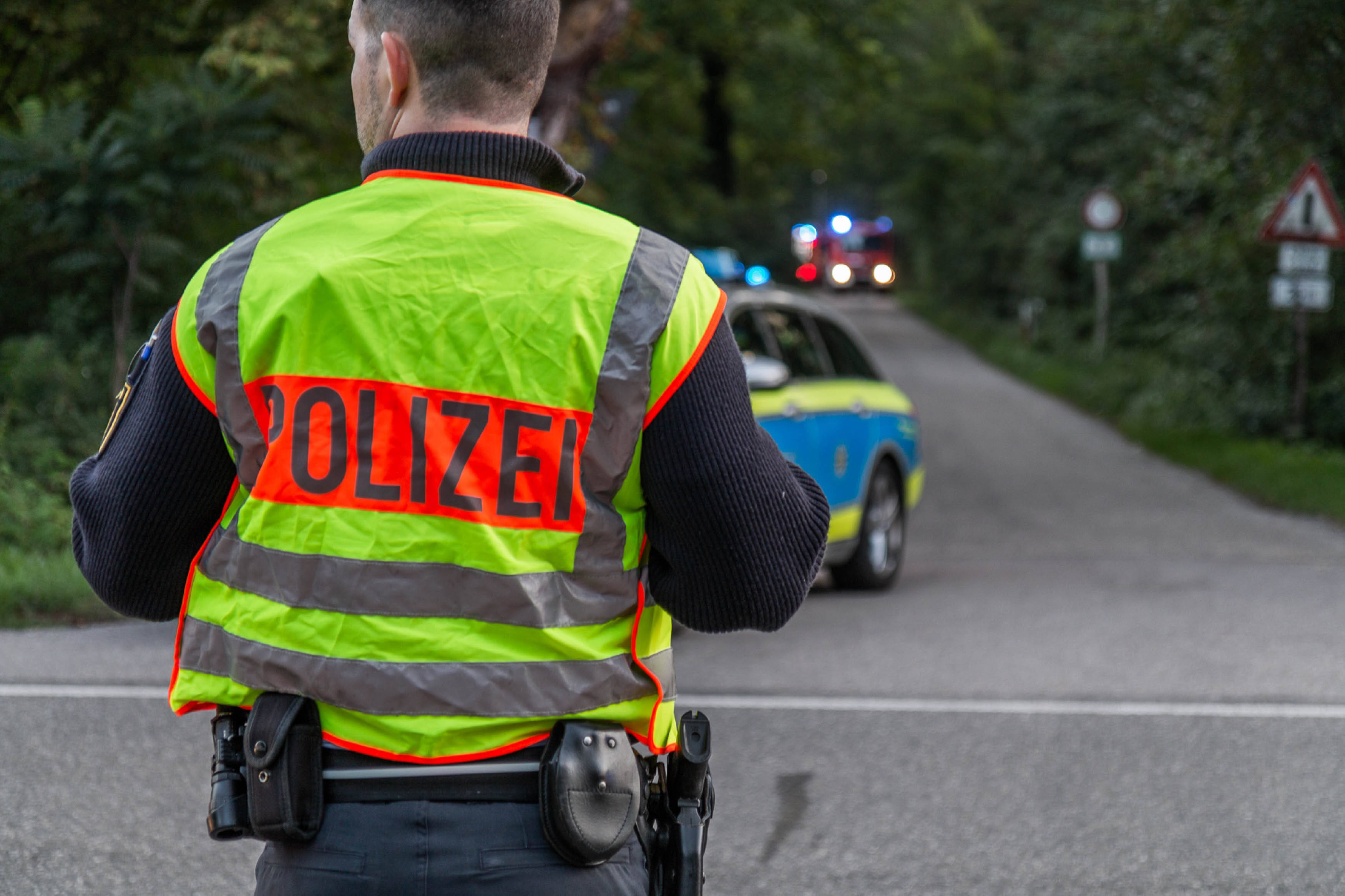 Blutverschmierter Mann droht mit Waffe an seinem Fenster – SEK-Einsatz nötig!