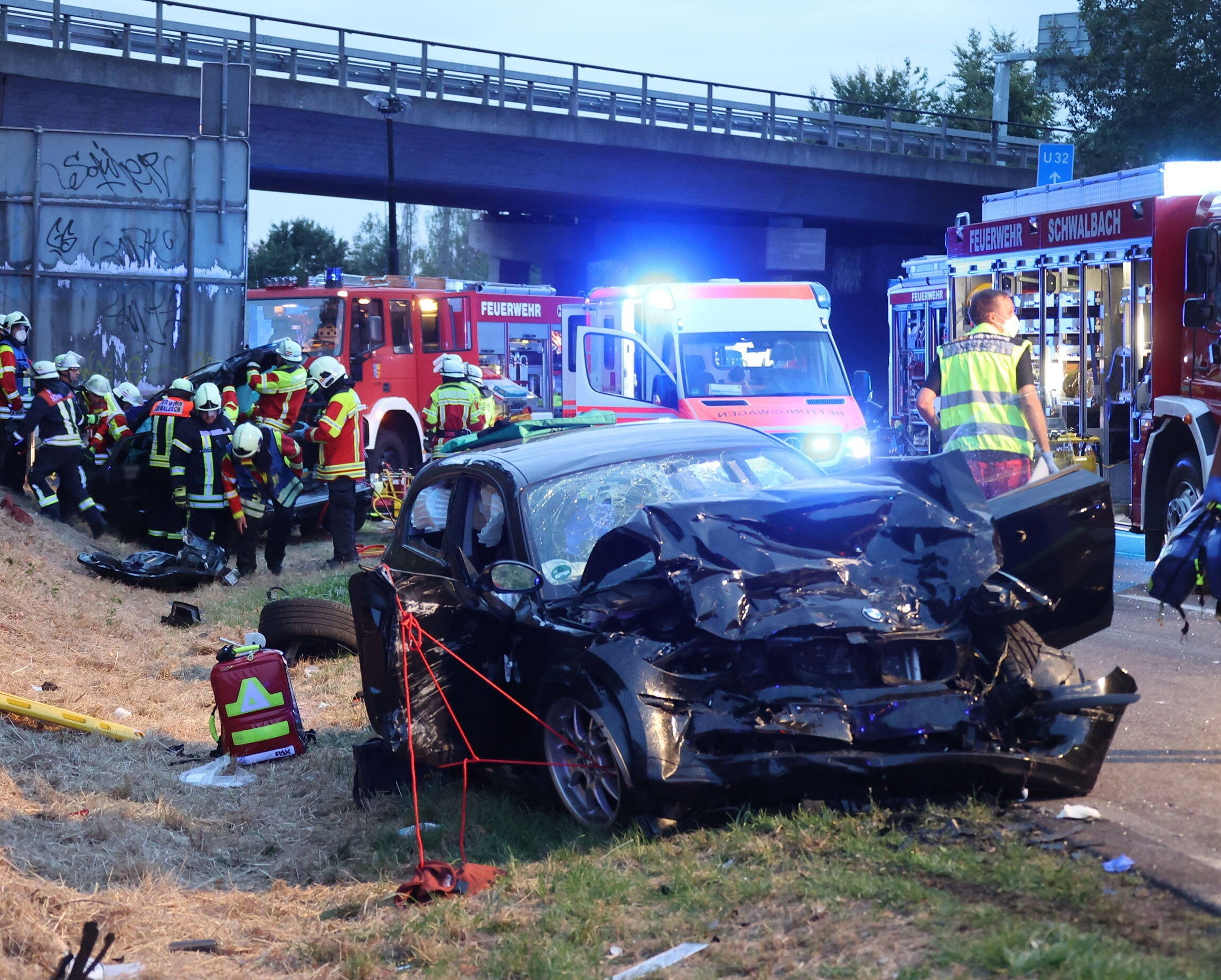 Vollsperrung! Kleinwagen zwischen zwei Lastwagen zerquetscht! Grausamer Unfall auf der Autobahn