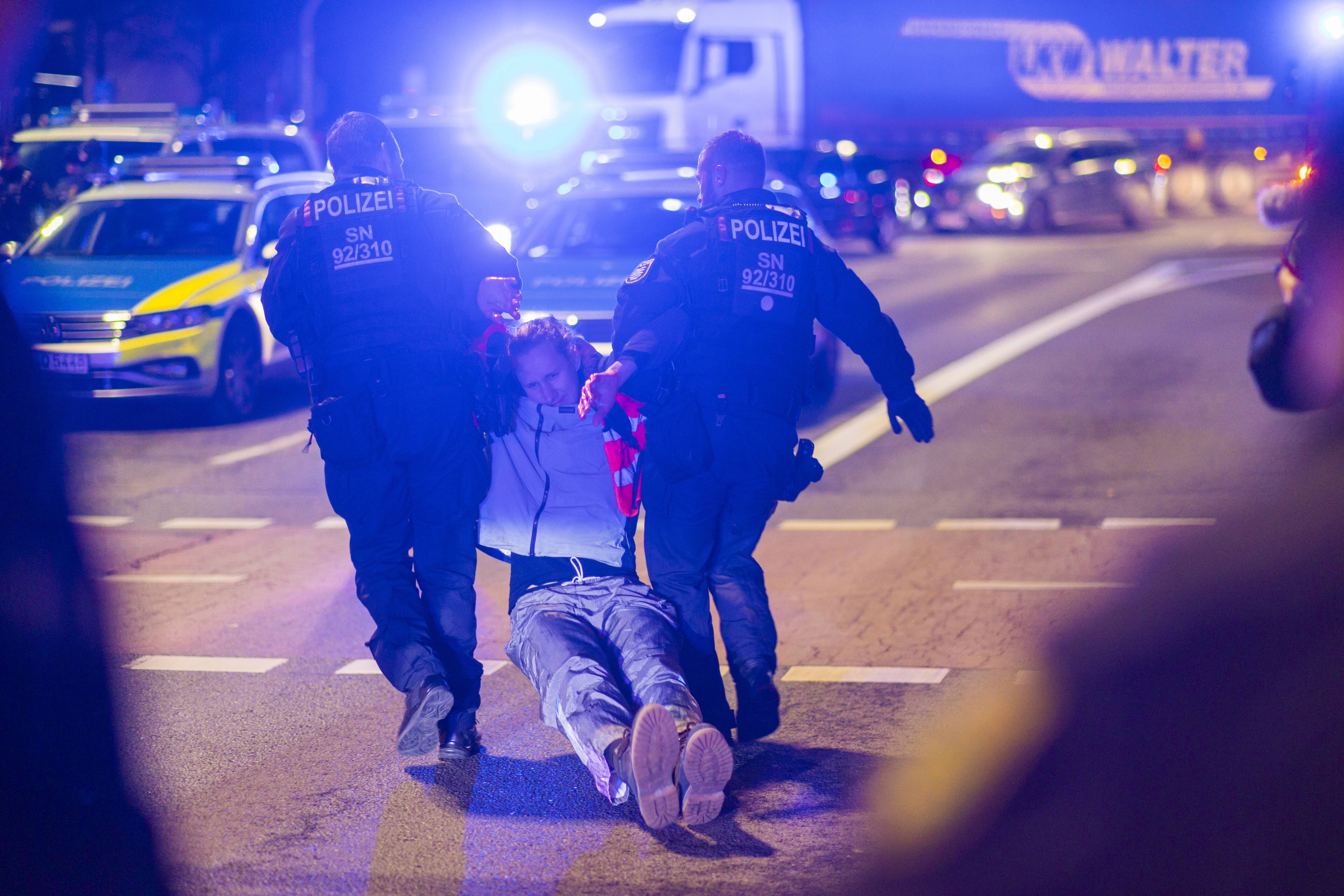 Amokalarm auf St.Pauli! Kurz nach Dresden - Polizei neutralisiert Mann mit Machete und Beil!