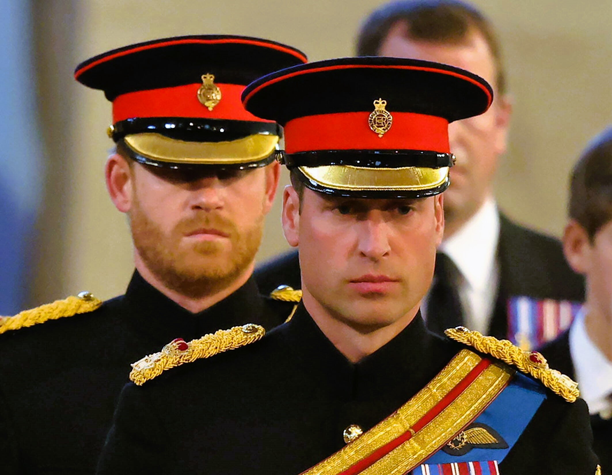 William schlägt Harry nieder! Es ging um Meghan! - In seiner Biografie packt Prinz Harry aus
