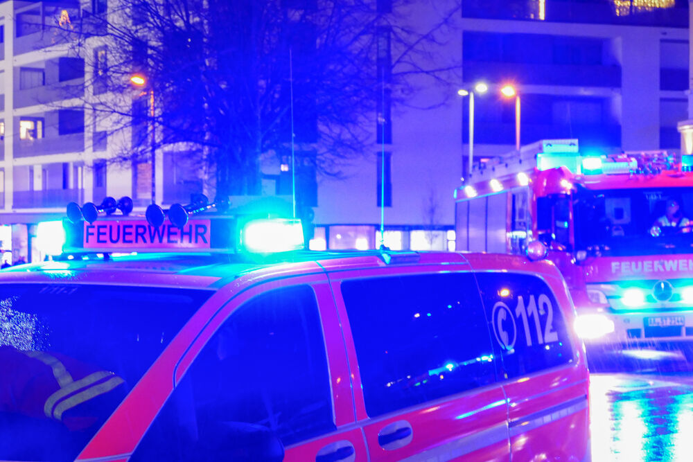 Anschlag! Auto rast in Fußgänger - Mann wird auf Gehweg absichtlich überfahren und mitgeschleift!