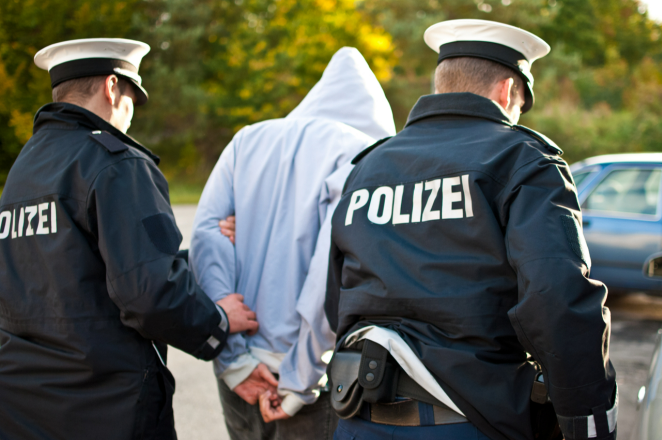 Schwarzfahrender Syrer sticht Kontrolleur nieder! Kontrolleuer schwer verletzt!