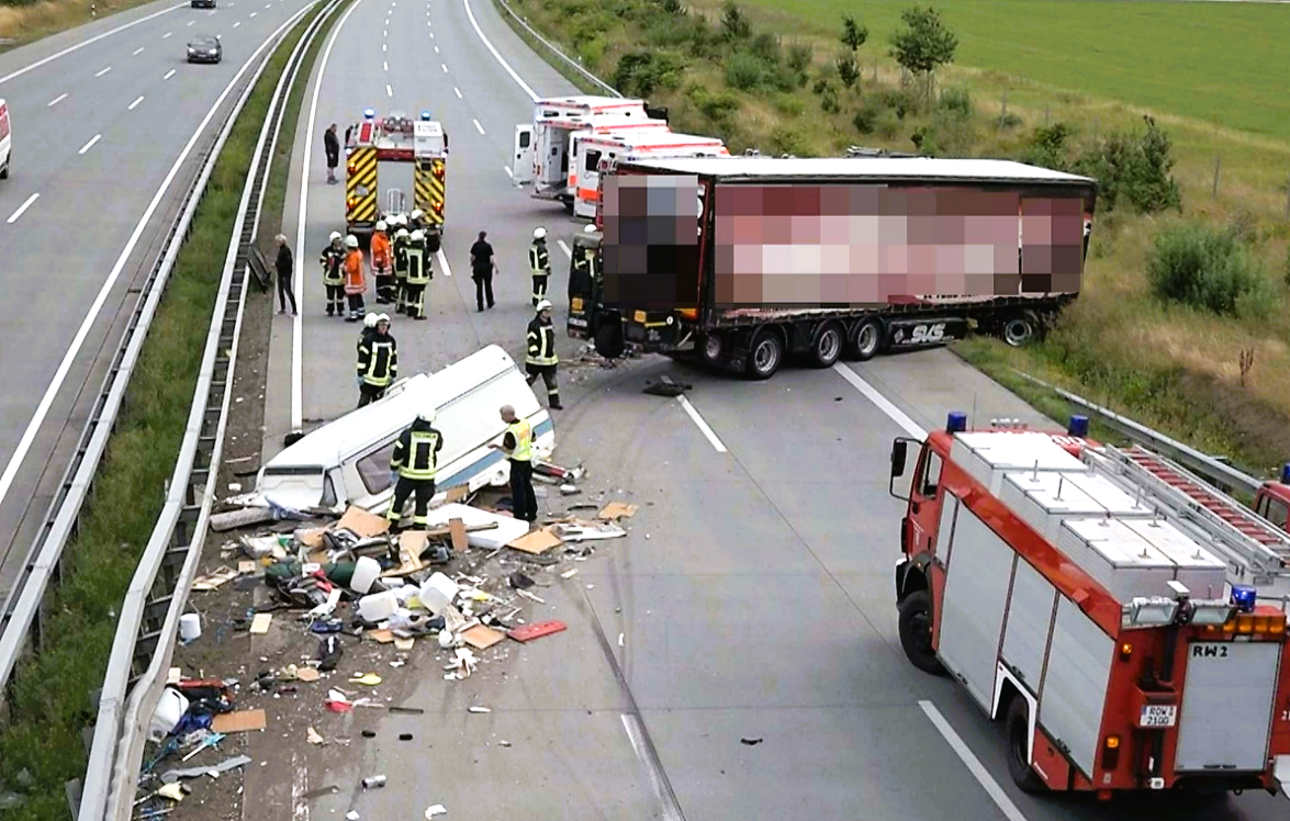 Horror-Unfall auf der Autobahn - Wohnmobil total zerfetzt - Einsatzkräfte melden 4 schwer verletzte Personen!