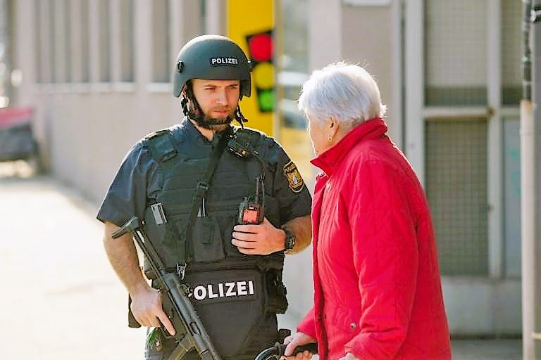 Schüsse nahe Schule! Mörder geflohen - Polizei warnt die Bevölkerung vor bewaffneten Mörder!
