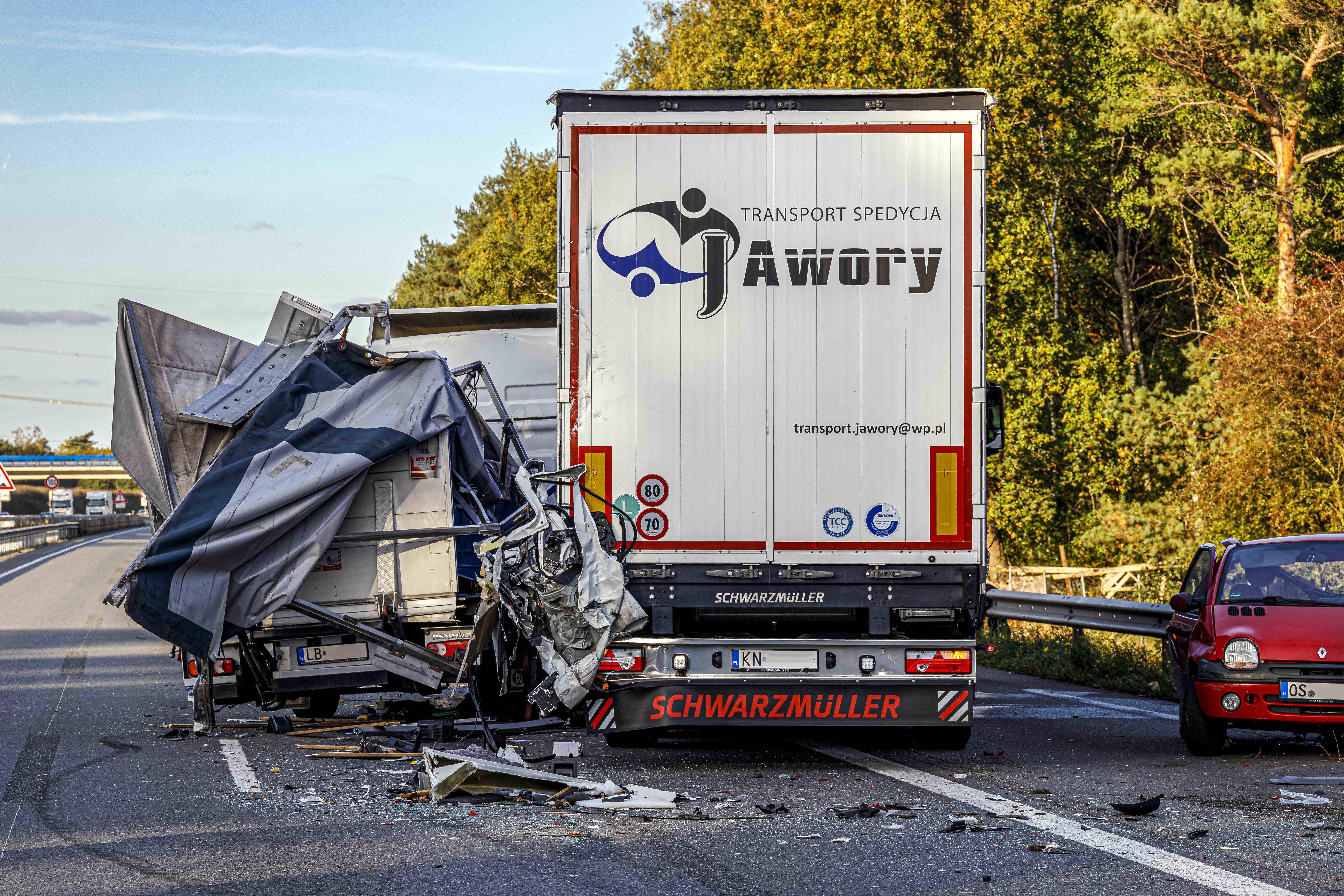 Tödlicher Unfall auf der Landstraße - Autofahrerin (37) stirbt nach Frontalcrash mit LKW!