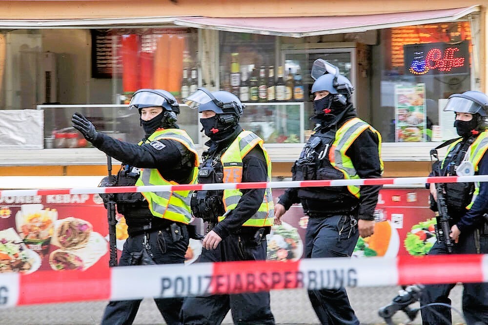Eilmeldung! Bewaffneter Mann bedroht Mutter und Baby! SEK-Einsatz in Recklinghausen!