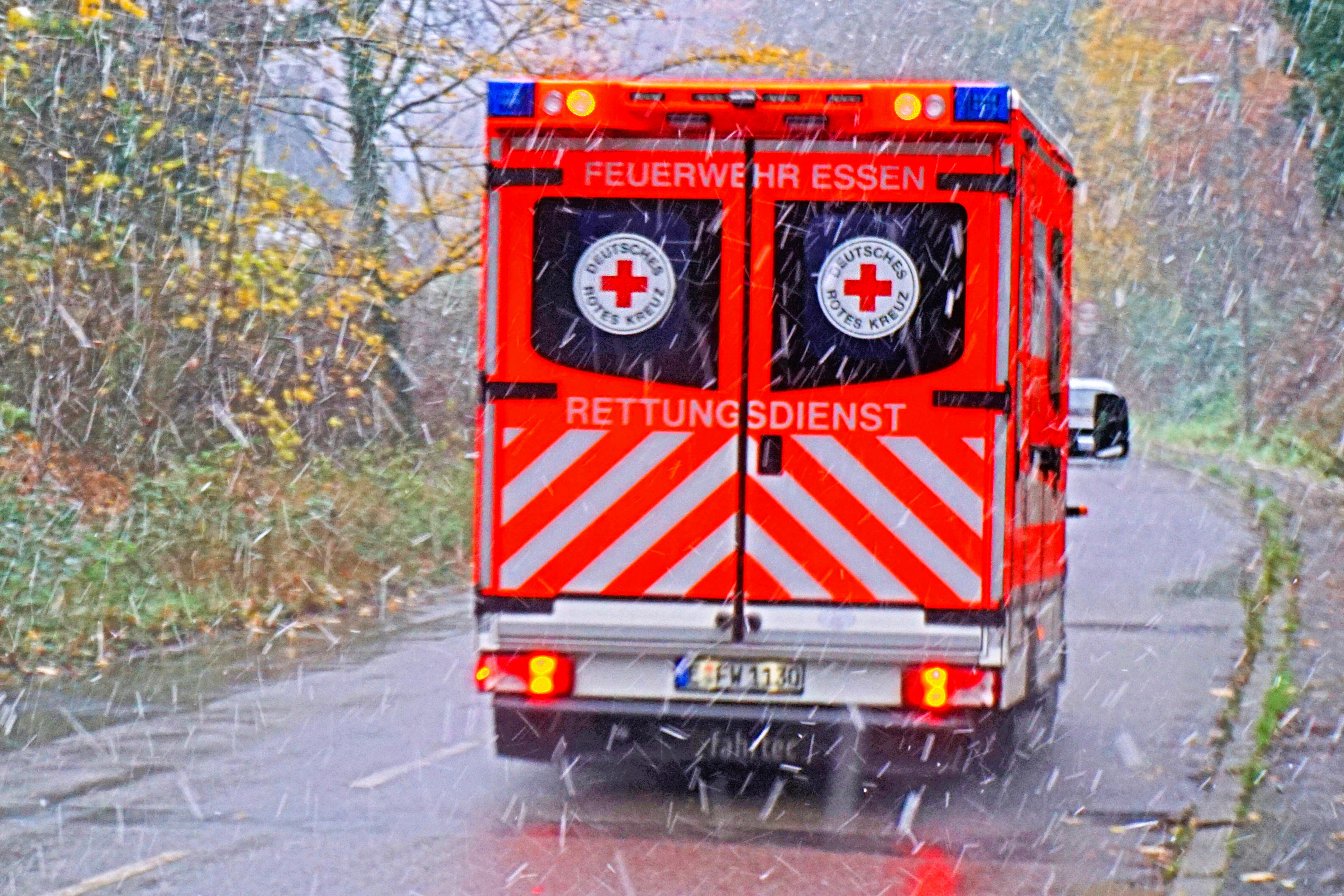 Schrecklicher Unfall - kleines Mädchen von PKW erfasst und schwer verletzt! Straßen gesperrt, Hubschrauber im Einsatz