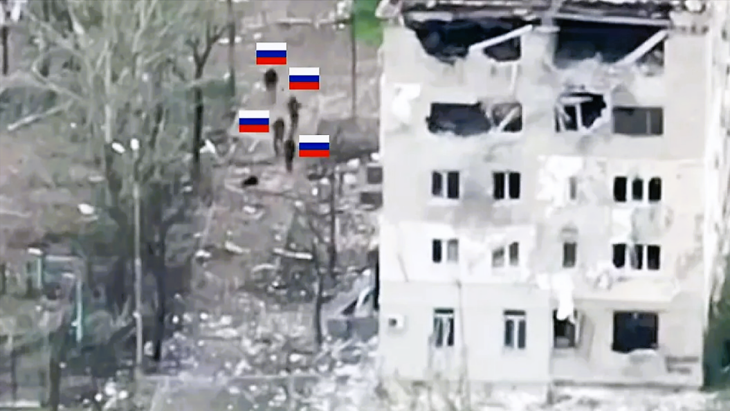 Chaos-Flucht! Russische Truppen fliehen am helllichten Tag und werden beschossen!