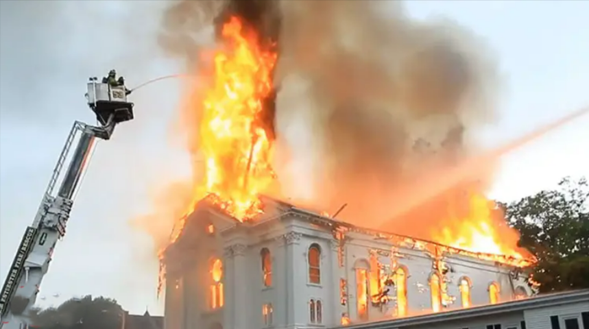 Feuer in der Kirche! 7 Menschen sterben - Sie gingen zur Taufe, dann brach das Inferno aus!