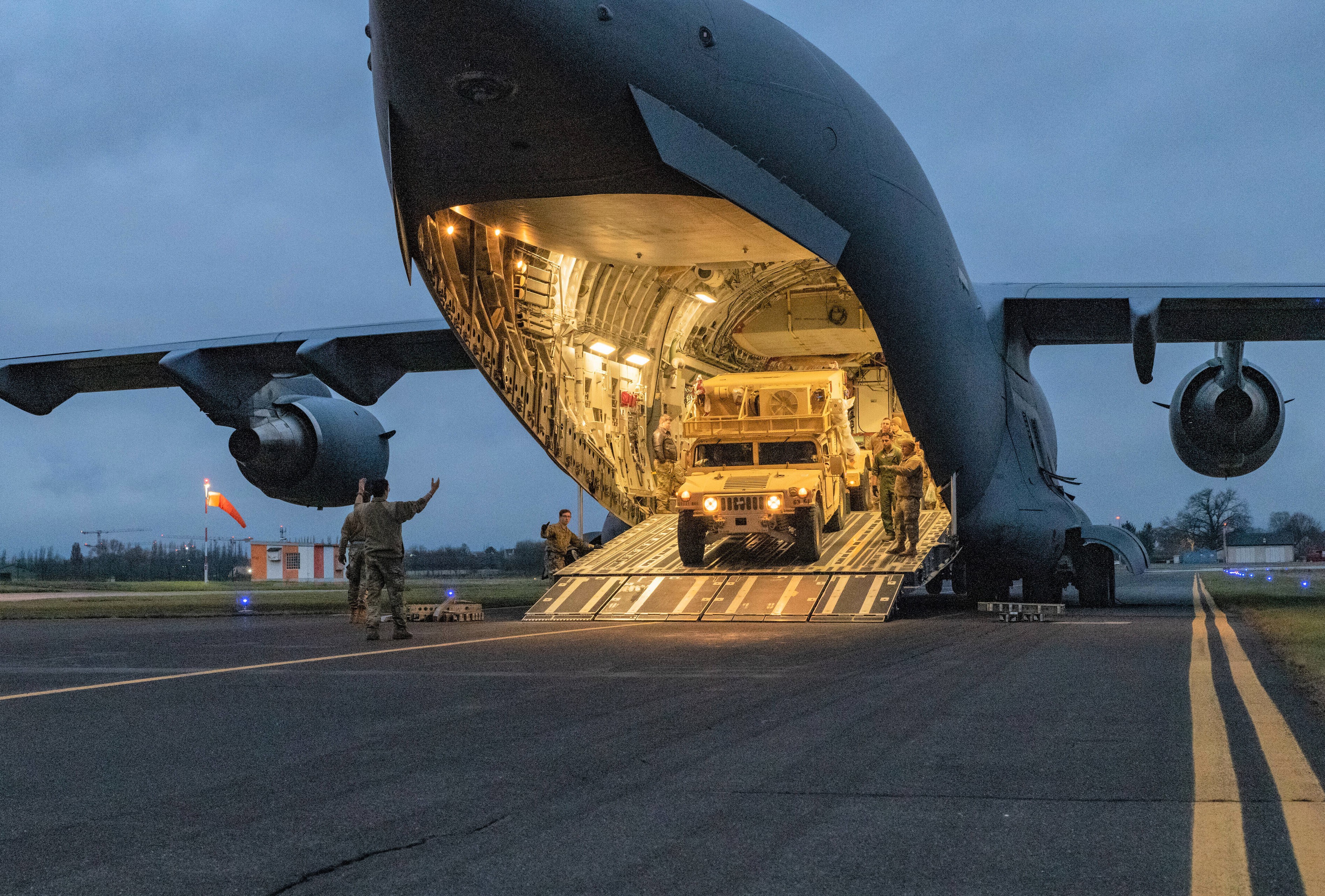 Riesige US-Militärmaschine landet plötzlich in Stuttgart! Rätsel um mysteriöses Flugzeug besorgt Bürger