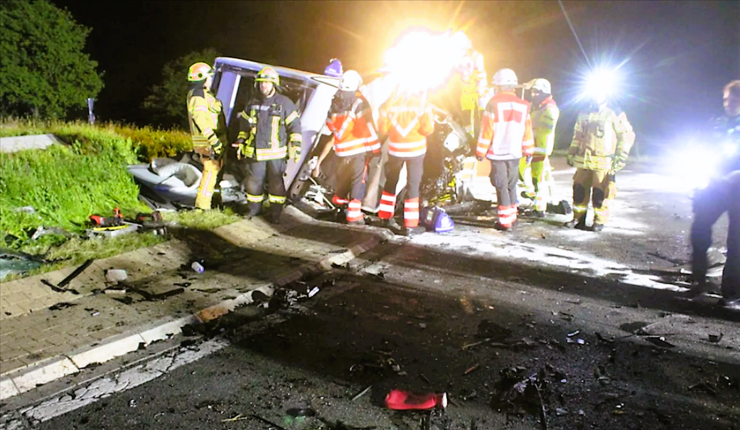 Horror-Unfall auf der Autobahn! Zwei Tote - Laster krachte durch die Leitplanke - Vollsperrung!