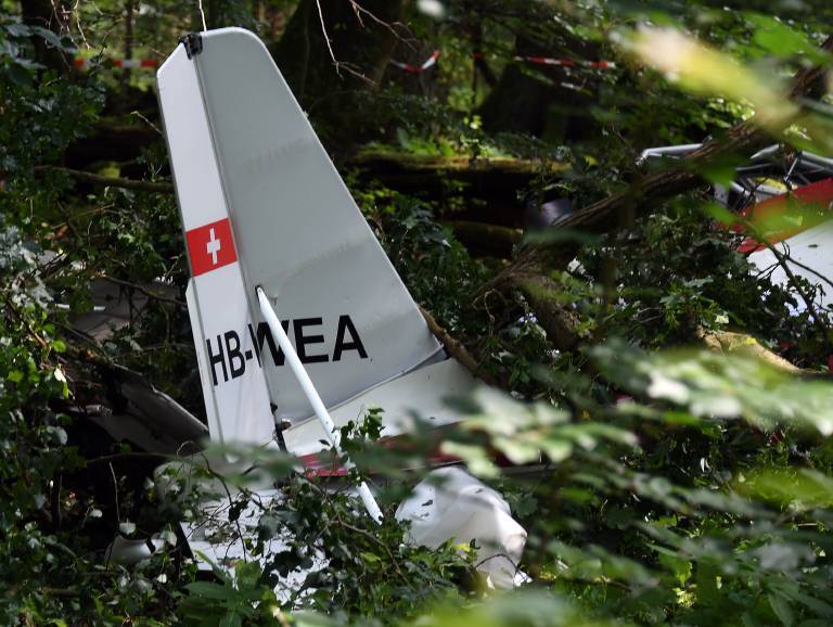 Flugzeugabsturz - 4 Menschen sterben! Rettungskräfte eilen zur Unglücksstelle! 