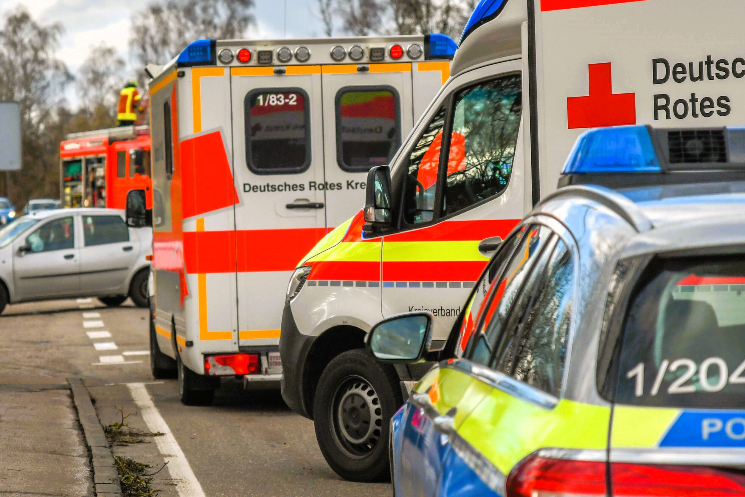 Schulbus verunglückt - 2 Personen lebensgefährlich verletzt, darunter ein Schüler!