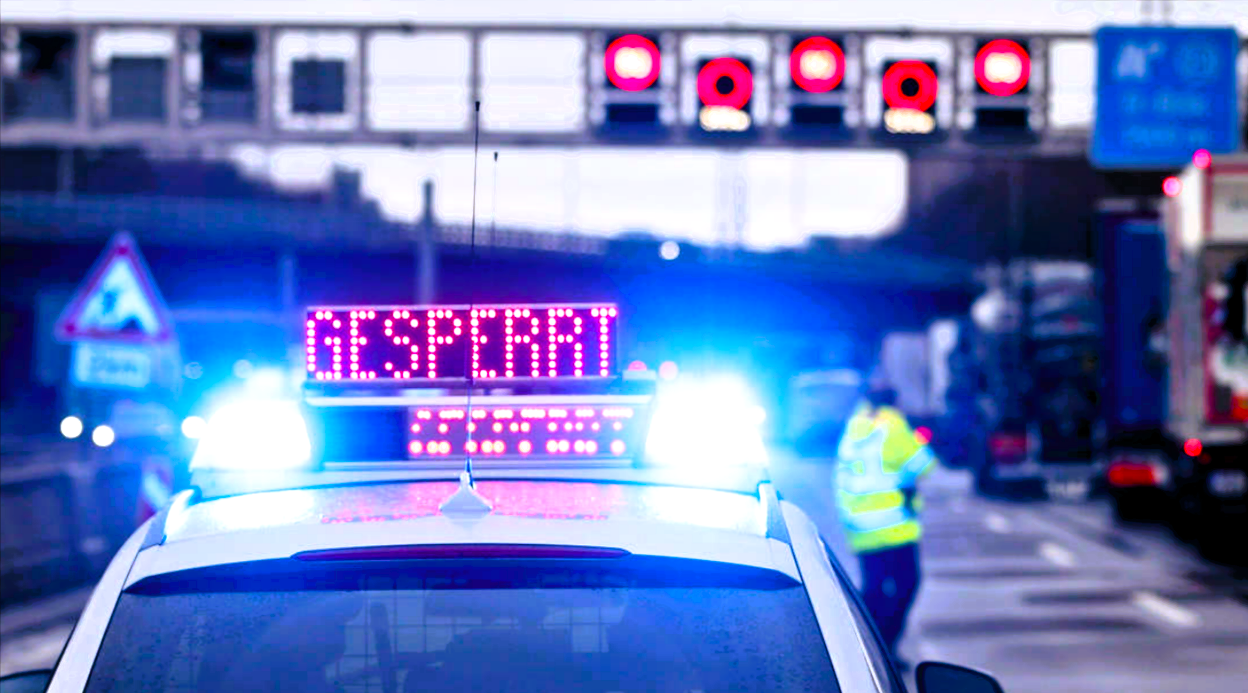 Tödlicher Unfall! Fahrzeug kracht mit voller Wucht gegen einen Baum - 2 Todesopfer und 3 Schwerverletze